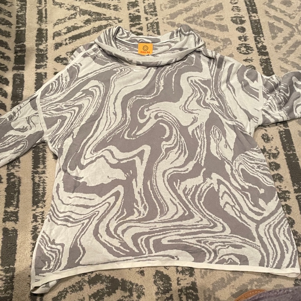 Gray and White Swirl Pattern Top